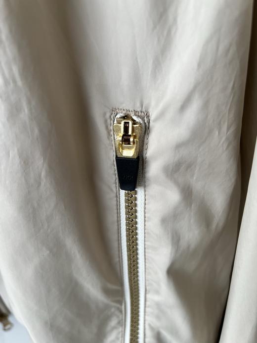 25新款日本🇯🇵高端高尔夫🏌品牌RESUrrection春款外套，专柜价3000+，超级高端的一个品牌，客供面料，有光泽度，质感超好，简单帅气的一款，胸前有LOGO，YKK双拉头，满满的高级感！ 商品图5