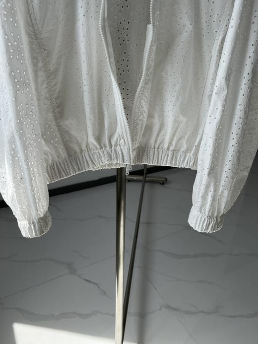 B&C春夏新品🌿🌿 女士休闲长袖飞行员夹克外套，别出心裁的马德拉刺绣赋予这款棉质府绸飞行员夹克不一样的运动品味，轻盈无衬的设计，非常适合于炎热季节穿着，而通体点缀的花卉灵感刺绣是一种需要多道复杂 商品图3