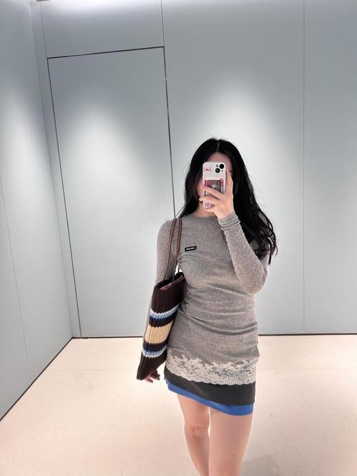 缪缪25Ss春夏新款微标蕾丝拼接长袖中长款T恤（DQJ） 商品图2