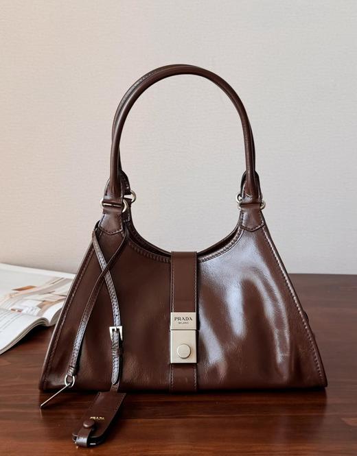 普拉达厂单25SS走秀款油蜡皮托特包锁扣（MM） 商品图2