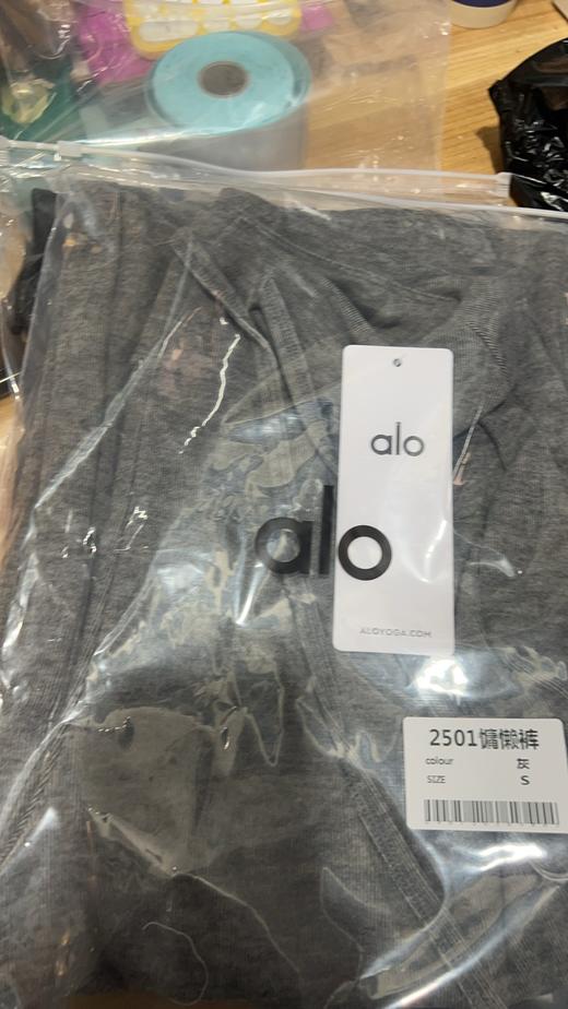 Alo这条裤子没有什么腿型包容不了💯 面料: ​86%聚酯纤维+14%弹性纤维  这裤子的版型巨好，加高腰的阔腿裤，腰头高度完美包裹小肚子盖住肚脐，高度卡在腰围最细的地方，上身只显腰细、腿直、腿长。 商品图8