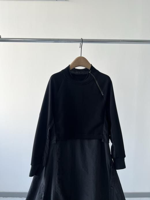 25新款，🍁🍁🍁，DEMOO原单连衣裙，超级好看的一款，大气有范，针织和梭织拼接，层次感分明，既休闲又时尚的一款，下摆装饰扣，大摆设计，包容性很强，任何场合轻松驾驭🍁🍁！ 商品图1