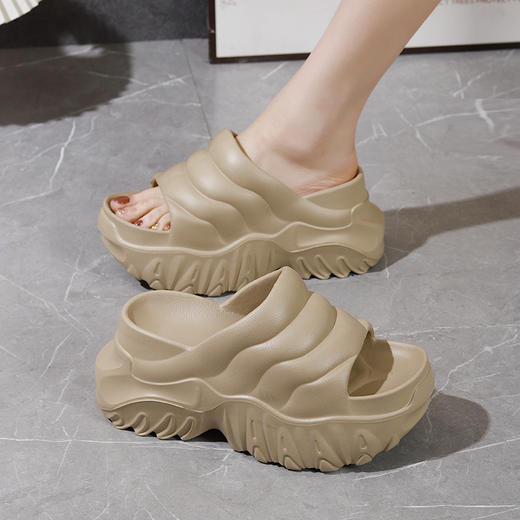 【潮流百搭❗️厚底高跟坡跟拖鞋】9.0CM加厚鞋底,轻软“踩屎感”，底纹升级,阻力科技防滑，外穿松糕底增高显瘦懒人一字拖凉拖QQ 商品图2