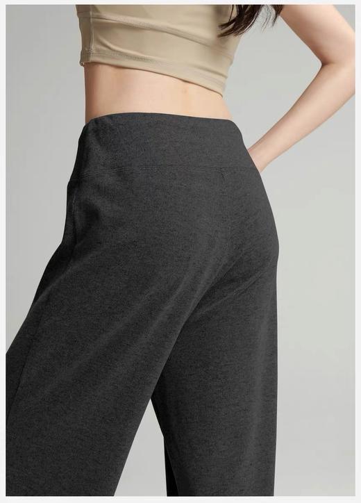 Alo这条裤子没有什么腿型包容不了💯 面料: ​86%聚酯纤维+14%弹性纤维  这裤子的版型巨好，加高腰的阔腿裤，腰头高度完美包裹小肚子盖住肚脐，高度卡在腰围最细的地方，上身只显腰细、腿直、腿长。 商品图13