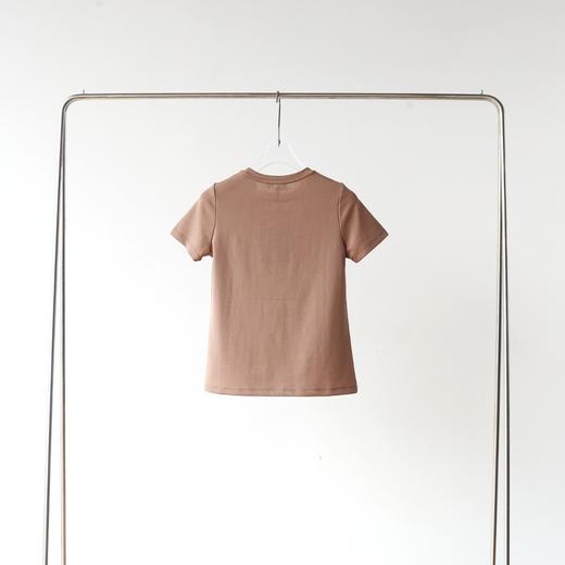 25新款💕💕经典合身 H 版型，宽松不会紧身，不仅适合单穿、开春做外套内搭也贼合适！正肩精神气质，上身就就穿出不一样的气场！图案是经典的徽标小骆驼，超具辨识度 商品图3