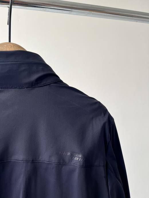 小熊男款外套，纯纯原单货，面料有弹力，舒服透气，质感满满，防水压胶拉链，拼接LOG O印花，更是高级感十足，胸前小LOGO，立领设计，拉链里隐藏帽子，功能性齐全日常穿搭或者运动穿都很给力！数量不多！ 商品图8