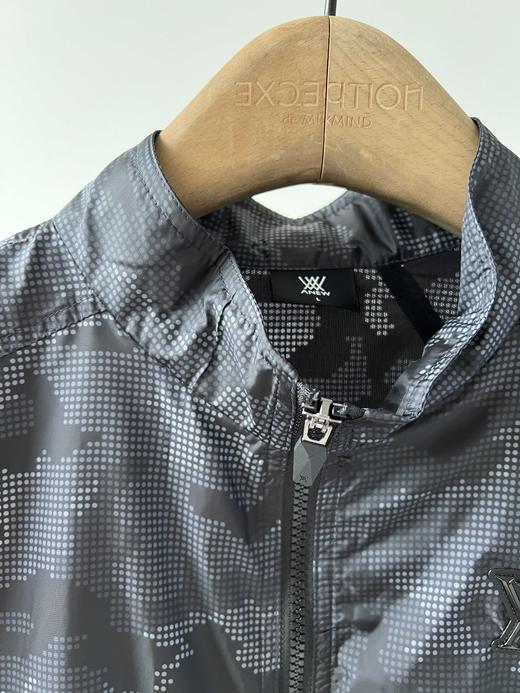 纯原马甲🍁🍁，纯纯的原单货，这款必须好好夸夸，工艺超级复杂，工厂做韩国订单加工时，一天只能做几件衣服，可见其难度相当大，经典拉链设计，后背内部有防风口，外面做了贴兜设计，细节处更显品质，数量不多！ 商品图4