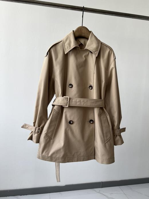 新款经典英伦风双排扣风衣，中长款式，客供面料，甄选最合适制作风衣的面料 ，色泽鲜明 手感细腻，亲肤性好 耐用度高 ，兼顾透气性的同时又很好的把控了密度性，能更好的抵御秋风，整件衣服的走线很匀称工整 商品图1