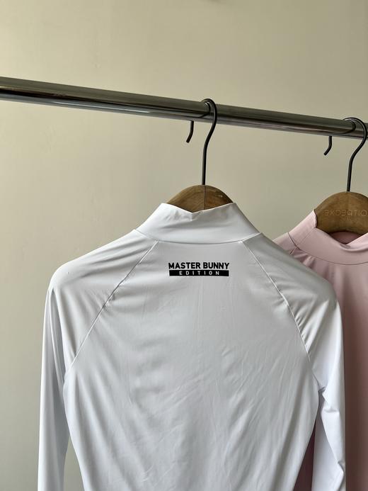 兔耳朵原单牛奶丝半高领打底衫，韩国🇰🇷客供面料，弹力超级大，面料手感好，丝滑有质感，简单百搭的基础款，袖子有印花LOGO设计！ 商品图7