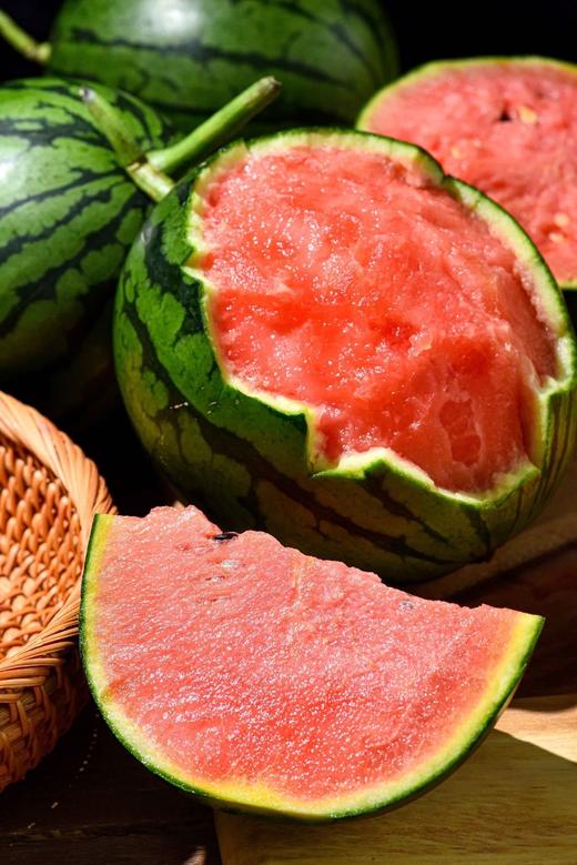 瓜中“小可爱”！【2k火山小西瓜】可以直接掰着吃的西瓜 人工授粉 一藤一瓜 外表小巧 皮薄多汁 瓜瓤鲜红 肉脆籽少 含糖量比普通西瓜高35% 商品图2