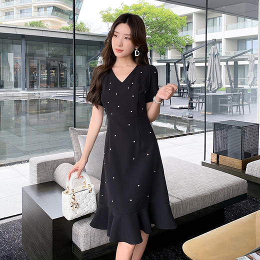 奢姿大码女装2025夏季气质V领设计连衣裙胖妹妹钉珠装饰时尚裙子9952869669 商品图1