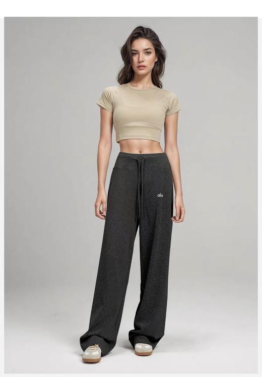 Alo这条裤子没有什么腿型包容不了💯 面料: ​86%聚酯纤维+14%弹性纤维  这裤子的版型巨好，加高腰的阔腿裤，腰头高度完美包裹小肚子盖住肚脐，高度卡在腰围最细的地方，上身只显腰细、腿直、腿长。 商品图10