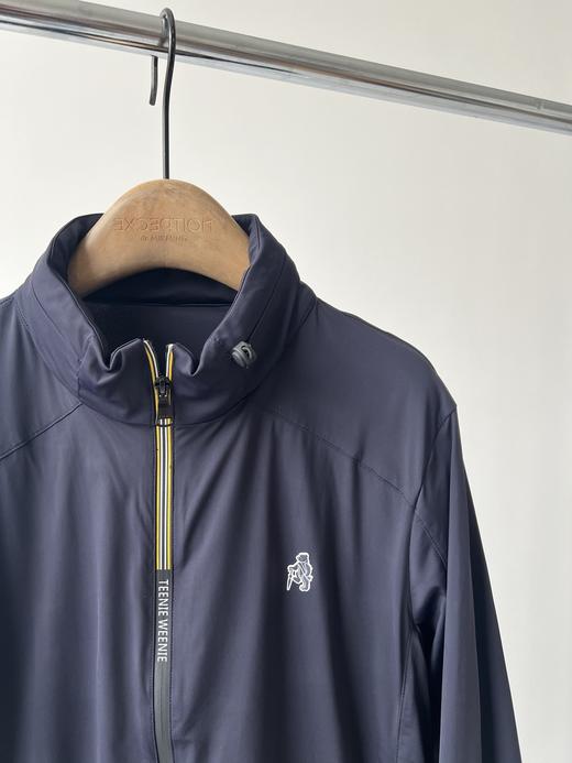 小熊男款外套，纯纯原单货，面料有弹力，舒服透气，质感满满，防水压胶拉链，拼接LOG O印花，更是高级感十足，胸前小LOGO，立领设计，拉链里隐藏帽子，功能性齐全日常穿搭或者运动穿都很给力！数量不多！ 商品图3