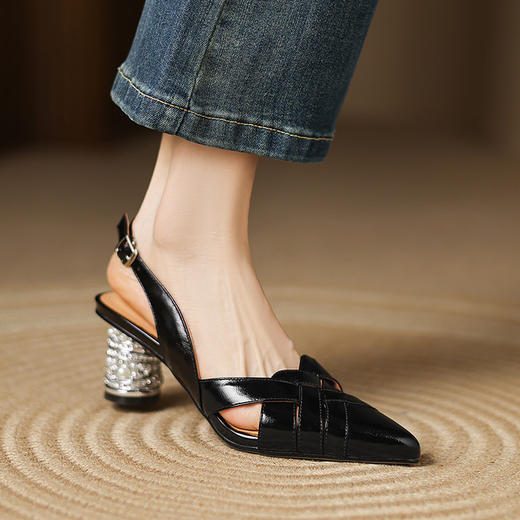 【预售5天】头层超软羊皱漆皮水钻一字带包头凉鞋女真皮粗跟舒适单鞋LD&7361 商品图1