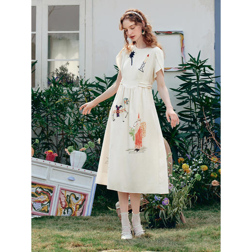 两三事 天马星辰 2025夏季新款童趣刺绣涂鸦印花绑带a字连衣裙 商品图1