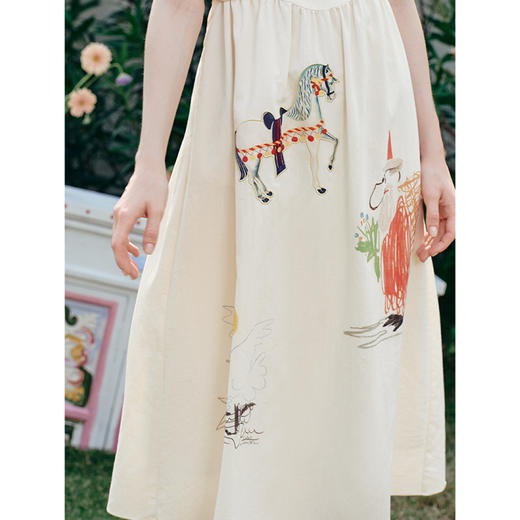 两三事 天马星辰 2025夏季新款童趣刺绣涂鸦印花绑带a字连衣裙 商品图3