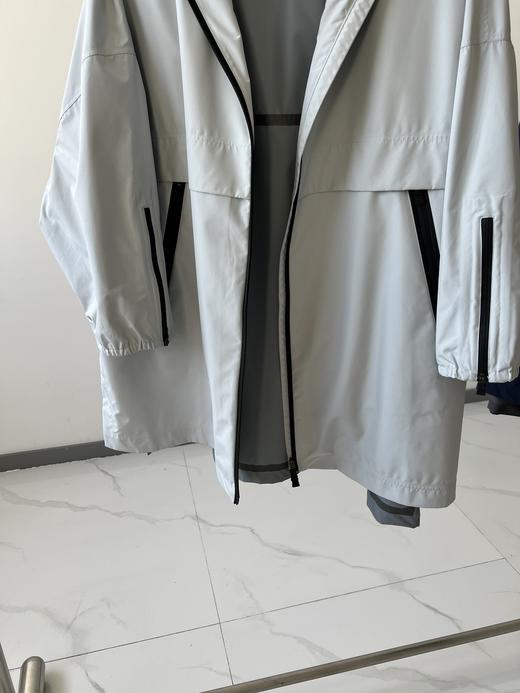 意大利轻奢品牌，软壳户外冲锋衣来啦！  高级户外款，这款时髦运动连帽夹克简直不要太GAO级！  今年还没入这个系列的姐妹，就让它开启我们的出游之旅吧！ 两个颜色，强烈推荐白色这款 商品图2