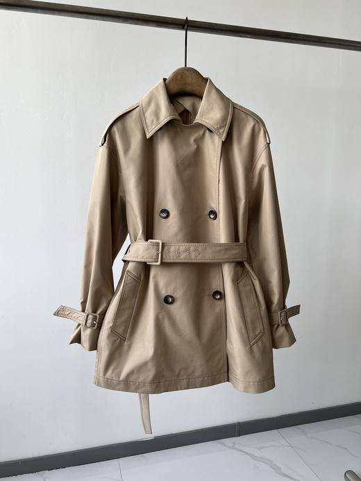 新款经典英伦风双排扣风衣，中长款式，客供面料，甄选最合适制作风衣的面料 ，色泽鲜明 手感细腻，亲肤性好 耐用度高 ，兼顾透气性的同时又很好的把控了密度性，能更好的抵御秋风，整件衣服的走线很匀称工整 商品图0