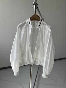 B&C春夏新品🌿🌿 女士休闲长袖飞行员夹克外套，别出心裁的马德拉刺绣赋予这款棉质府绸飞行员夹克不一样的运动品味，轻盈无衬的设计，非常适合于炎热季节穿着，而通体点缀的花卉灵感刺绣是一种需要多道复杂