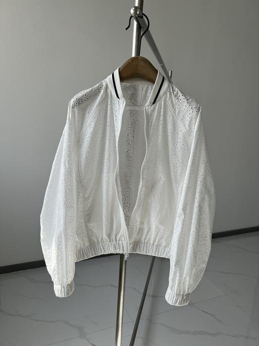 B&C春夏新品🌿🌿 女士休闲长袖飞行员夹克外套，别出心裁的马德拉刺绣赋予这款棉质府绸飞行员夹克不一样的运动品味，轻盈无衬的设计，非常适合于炎热季节穿着，而通体点缀的花卉灵感刺绣是一种需要多道复杂 商品图0