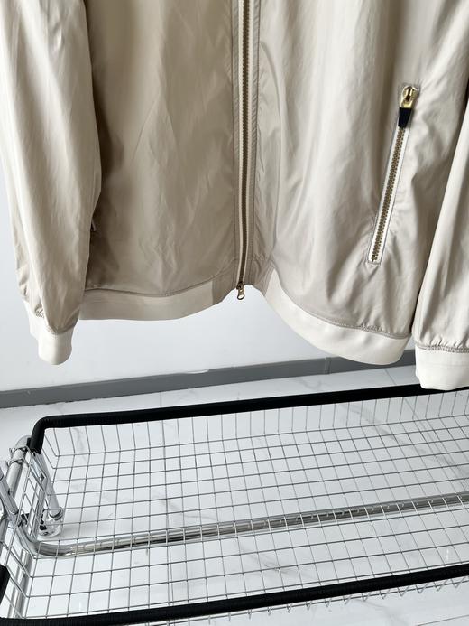 25新款日本🇯🇵高端高尔夫🏌品牌RESUrrection春款外套，专柜价3000+，超级高端的一个品牌，客供面料，有光泽度，质感超好，简单帅气的一款，胸前有LOGO，YKK双拉头，满满的高级感！ 商品图3