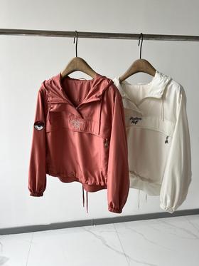 韩国🇰🇷高er夫malbon24年秋款外套，超超舒适，连帽设计、帽子有抽绳，袖子经典刺绣设计，胸前logo点缀，超精致，底摆处有抽绳、根据不同的环境需要，随时疏松拉紧抽绳，以达到更好的穿着体验💯