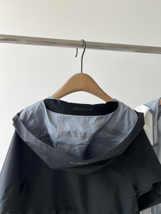 M-XL可接单 意大利轻奢品牌，软壳户外冲锋衣来啦！     高级户外款，这款时髦运动连帽夹克简直不要太GAO级！   今年还没入这个系列的姐妹，就让它开启我们的出游之旅吧！ 商品图6