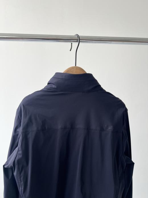 小熊男款外套，纯纯原单货，面料有弹力，舒服透气，质感满满，防水压胶拉链，拼接LOG O印花，更是高级感十足，胸前小LOGO，立领设计，拉链里隐藏帽子，功能性齐全日常穿搭或者运动穿都很给力！数量不多！ 商品图6