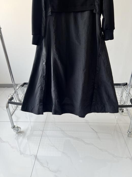 25新款，🍁🍁🍁，DEMOO原单连衣裙，超级好看的一款，大气有范，针织和梭织拼接，层次感分明，既休闲又时尚的一款，下摆装饰扣，大摆设计，包容性很强，任何场合轻松驾驭🍁🍁！ 商品图2