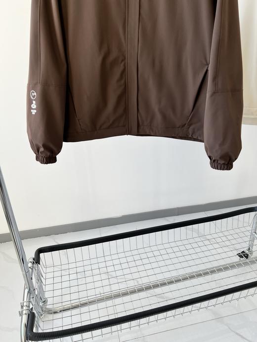 25春款MB纯原高尔夫🏌‍♀棒球服外套，超级好看的小短款，韩国🇰🇷客供面料，超有质感，轻防水，而且面料带弹力，无论是运动或者日常穿都超舒服，百搭的小短款，搭裤子和裙子都好搭 商品图2