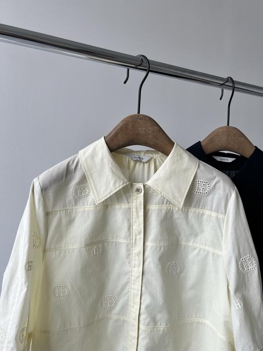 25新款，哈家原单衬衫，韩国🇰🇷客供面料，薄棉的，重工刺绣面料，夏天穿超舒服，里面还贴心的加了雪纺内衬，一点也不透哦，超级好穿，无论是通勤还是日常穿都好看，领口带LOGO的扣子，质感满满，必入款！ 商品图2