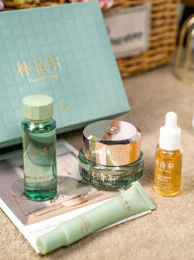 五一出行强推🔥💥一套出门旅行好合适，正品林清轩臻选小绿盒 
官旗500+
规格:30ml柔肤水+15ml面霜+10ml精华油+10ml肌底液