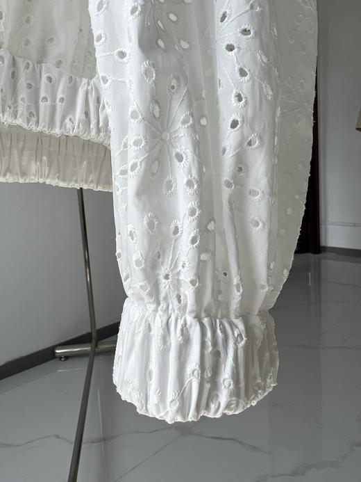 B&C春夏新品🌿🌿 女士休闲长袖飞行员夹克外套，别出心裁的马德拉刺绣赋予这款棉质府绸飞行员夹克不一样的运动品味，轻盈无衬的设计，非常适合于炎热季节穿着，而通体点缀的花卉灵感刺绣是一种需要多道复杂 商品图6