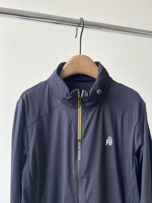 小熊男款外套，纯纯原单货，面料有弹力，舒服透气，质感满满，防水压胶拉链，拼接LOG O印花，更是高级感十足，胸前小LOGO，立领设计，拉链里隐藏帽子，功能性齐全日常穿搭或者运动穿都很给力！数量不多！ 商品图4