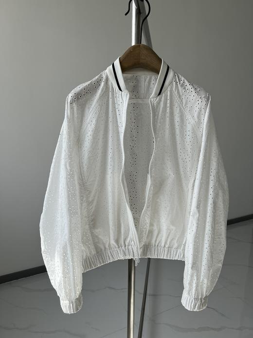 B&C春夏新品🌿🌿 女士休闲长袖飞行员夹克外套，别出心裁的马德拉刺绣赋予这款棉质府绸飞行员夹克不一样的运动品味，轻盈无衬的设计，非常适合于炎热季节穿着，而通体点缀的花卉灵感刺绣是一种需要多道复杂 商品图1