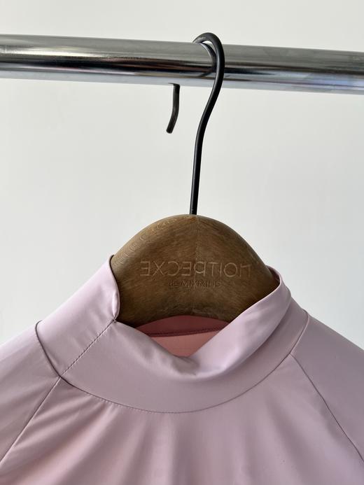 兔耳朵原单牛奶丝半高领打底衫，韩国🇰🇷客供面料，弹力超级大，面料手感好，丝滑有质感，简单百搭的基础款，袖子有印花LOGO设计！ 商品图4