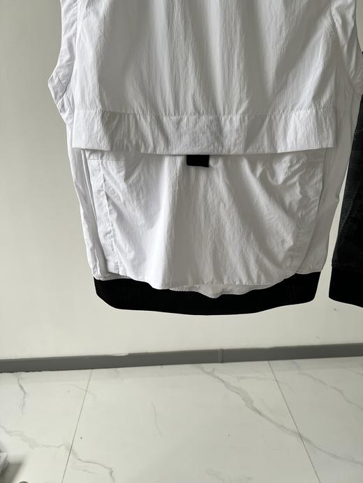 纯原马甲🍁🍁，纯纯的原单货，这款必须好好夸夸，工艺超级复杂，工厂做韩国订单加工时，一天只能做几件衣服，可见其难度相当大，经典拉链设计，后背内部有防风口，外面做了贴兜设计，细节处更显品质，数量不多！ 商品图5