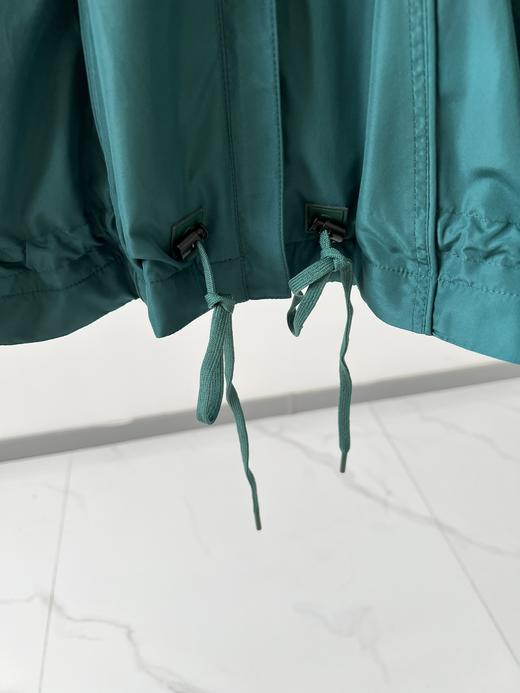 韩国🇰🇷高er夫malbon外套，这款是经典拉链设计，穿脱更方便，胸前logo点缀，超精致，后背立体压胶LOGO工艺，超级上档次，底摆处有抽绳、根据不同的环境需要，随时疏松拉紧抽绳，超洋气 商品图5