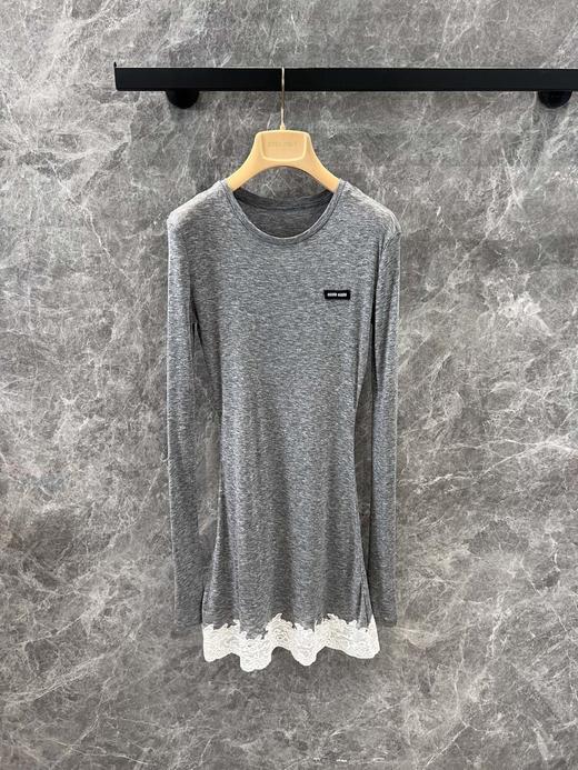 缪缪25Ss春夏新款微标蕾丝拼接长袖中长款T恤（DQJ） 商品图3