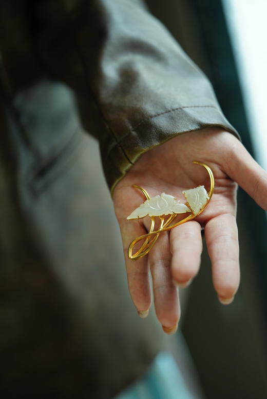 清代和田玉兰花镶嵌银鎏金胸针 商品图8