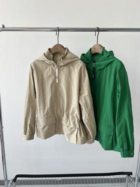 高尔夫🏌‍♀原单外套，韩国🇰🇷客供面料，微微皱感，上档次，打高尔夫🏌‍♀或者日常穿都很好穿，微宽松的休闲版型，腰部可调节，数量不多、20多件！