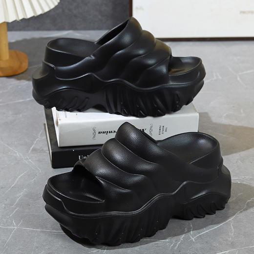 【潮流百搭❗️厚底高跟坡跟拖鞋】9.0CM加厚鞋底,轻软“踩屎感”，底纹升级,阻力科技防滑，外穿松糕底增高显瘦懒人一字拖凉拖QQ 商品图4