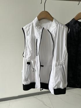 纯原马甲🍁🍁，纯纯的原单货，这款必须好好夸夸，工艺超级复杂，工厂做韩国订单加工时，一天只能做几件衣服，可见其难度相当大，经典拉链设计，后背内部有防风口，外面做了贴兜设计，细节处更显品质，数量不多！