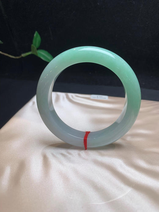 612716，56.8果绿底手镯，底妆特别细腻、一半带果绿底色，润润的 商品图1