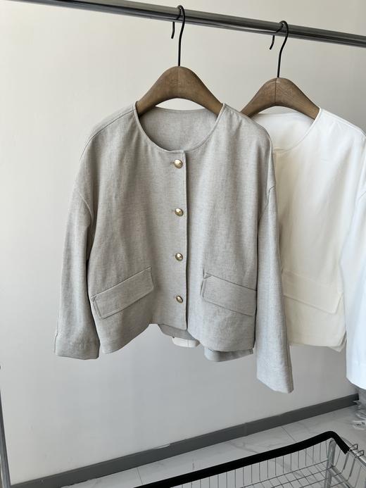 25春款，韩国🇰🇷IZZAT原单外套，棉混纺材质，舒服有质感，简单干净的圆领设计，胸前金属扣配饰，精致时尚，干净的包条，超级上档次，小微廓版型，包容性极强,显瘦遮肉！数量不多！ 商品图2