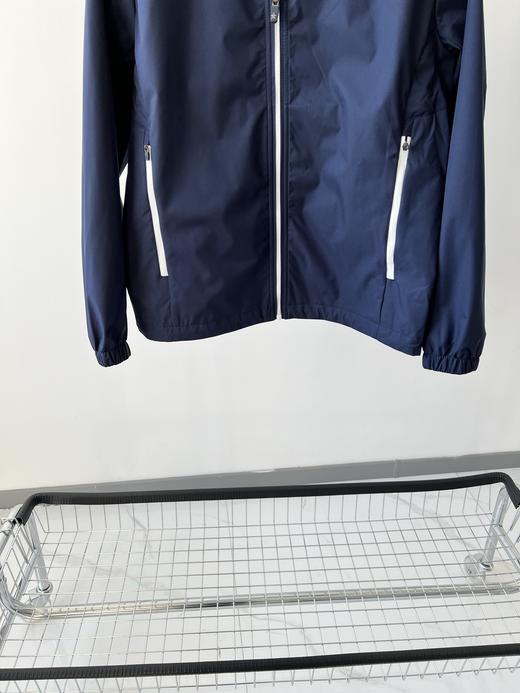 25春款，🍁🍁高尔夫🏌原单，万星威夹克外套，简单利落，超级百搭的一款，面料有弹力，有质感，拉链有小企鹅🐧L OGO，后背拼接设计，可以有很好的舒展性！数量不多！ 商品图2