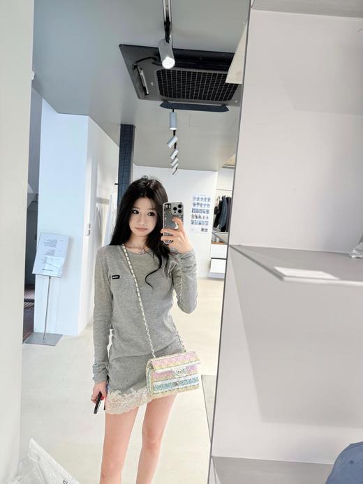 缪缪25Ss春夏新款微标蕾丝拼接长袖中长款T恤（DQJ） 商品图9