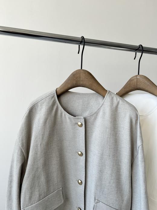 25春款，韩国🇰🇷IZZAT原单外套，棉混纺材质，舒服有质感，简单干净的圆领设计，胸前金属扣配饰，精致时尚，干净的包条，超级上档次，小微廓版型，包容性极强,显瘦遮肉！数量不多！ 商品图3