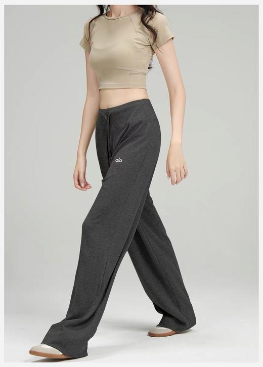 Alo这条裤子没有什么腿型包容不了💯 面料: ​86%聚酯纤维+14%弹性纤维  这裤子的版型巨好，加高腰的阔腿裤，腰头高度完美包裹小肚子盖住肚脐，高度卡在腰围最细的地方，上身只显腰细、腿直、腿长。 商品图12