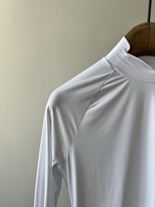 兔耳朵原单牛奶丝半高领打底衫，韩国🇰🇷客供面料，弹力超级大，面料手感好，丝滑有质感，简单百搭的基础款，袖子有印花LOGO设计！ 商品图5